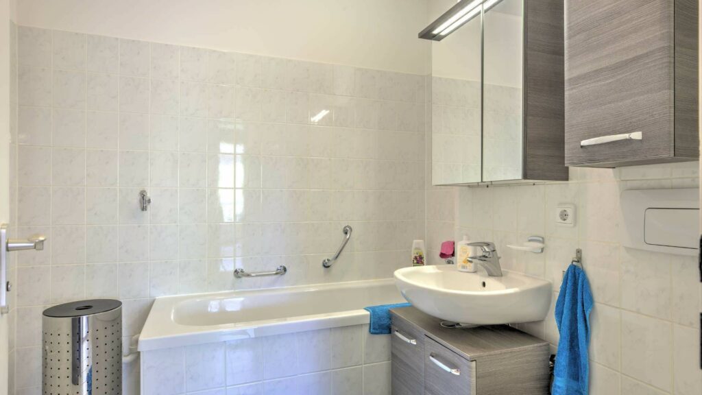 Badezimmer mit Badewanne und Waschbecken in einer Wohnung in Germering