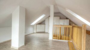 Unmöblierter Dachraum mit Dachschrägen und Holzboden einer Wohnung in Gilching