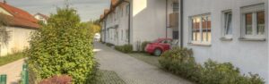 Schmale Zufahrtsstraße zwischen Reihenhäusern in der Wohnanlage in Gilching