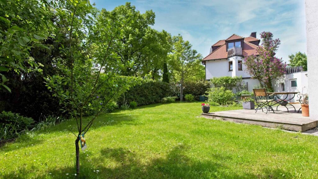 Well-kept garden with an old tree canopy of a single-family house in Munich-Großhadern