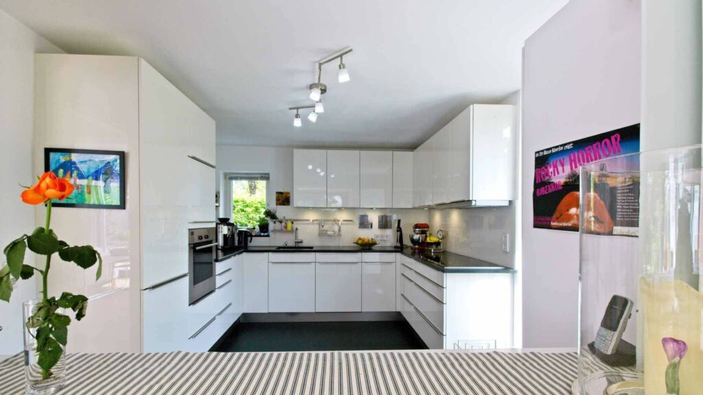 Modern white kitchen in a single-family house in Munich-Großhadern