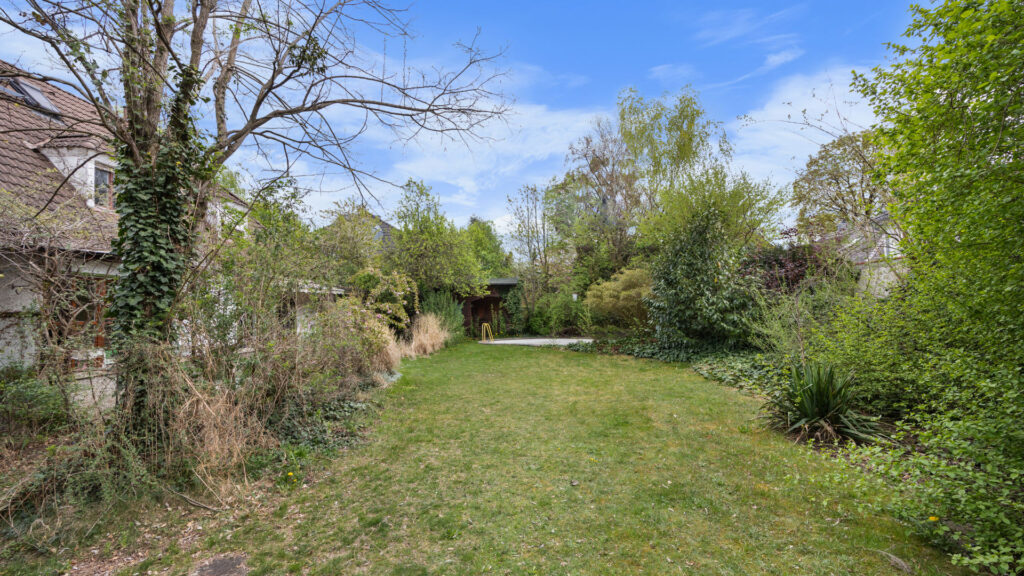 Another view of the narrow lawn area in the garden of the property in Großhadern