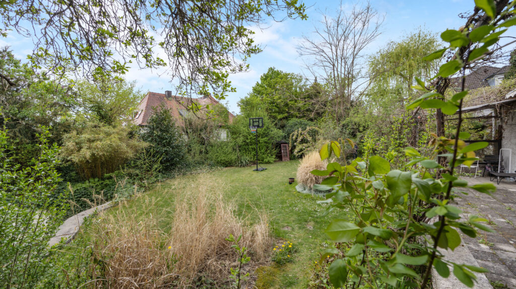 Overgrown garden plot with meadow and mature trees in Munich-Großhadern – Rogers Immobilien