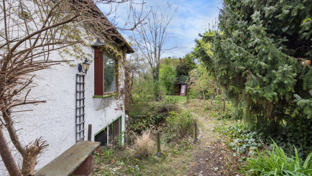 Covered patio of the existing old house on the property in Großhadern overlooking the garden