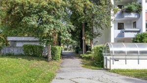 Access road with green area to the apartment building in Hadern