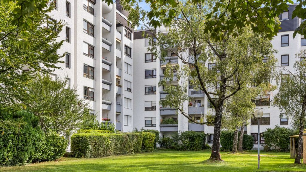 Multistory residential building with green area and old tree stock in Hadern for sale