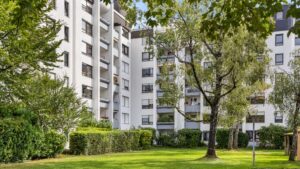 Multistory residential building with green area and old tree stock in Hadern for sale