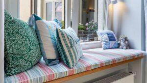 Upholstered window sill with cushions, alternative view in a historic apartment in Munich-Haidhausen
