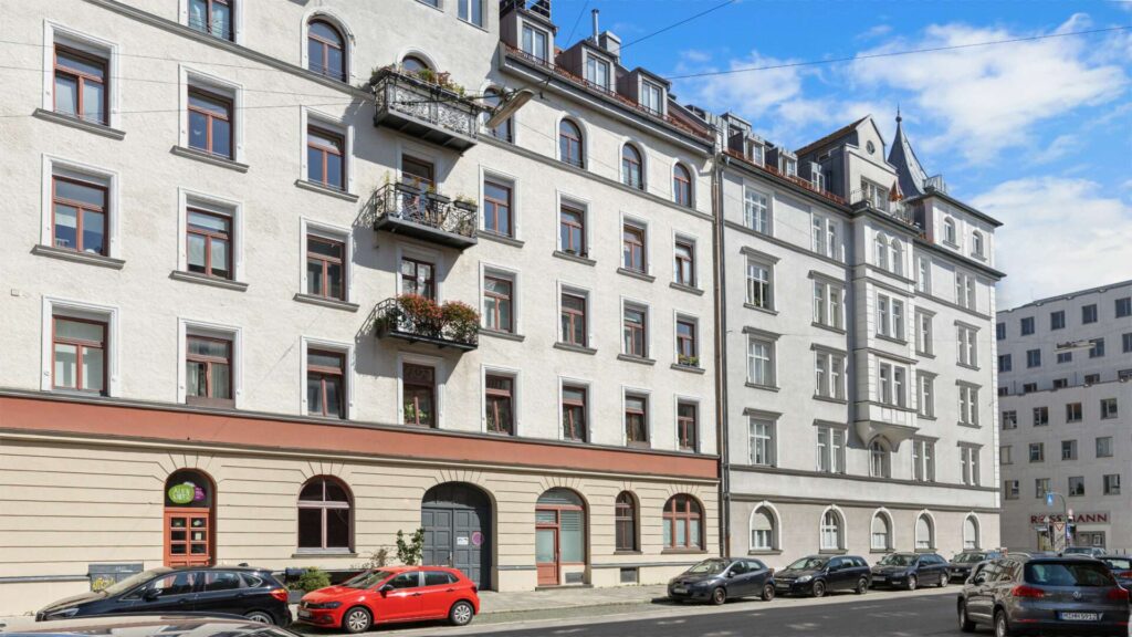 Straßenansicht eines mehrstöckigen Altbaus mit Erkern und Balkonen in München-Haidhausen