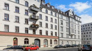 Street view of a multi-story historic building with bay windows and balconies in Munich-Haidhausen