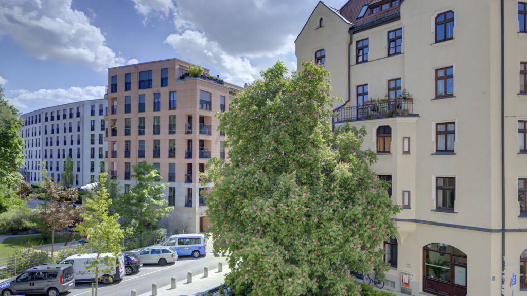 Neubau neben Altbaufassade als Symbolbild für den Immobilienmarkt München – Rogers Immobilien