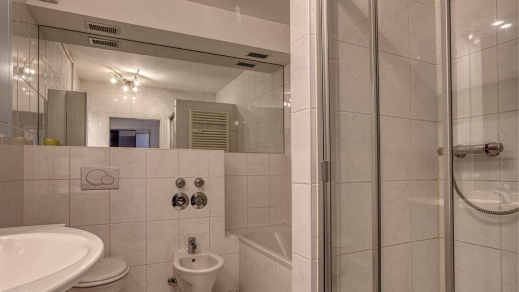 Bestehendes Badezimmer mit Duschkabine, Waschbecken und WC in der Wohnung in München-Maxvorstadt