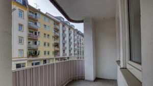 Balkon mit Blick auf Nachbargebäude in bunten Fassadenfarben in der Wohnung in München-Maxvorstadt