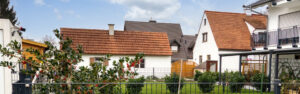 Blick über mehrere Nachbargärten mit Bäumen im Stadtteil Milbertshofen in München