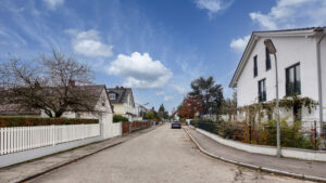Ruhige Wohnstraße mit Einfamilienhäusern und Gärten im Stadtteil Milbertshofen in München