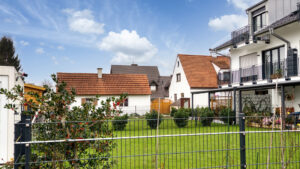 Gepflegter Garten mit Rasenfläche und Zaun bei einem Grundstück im Stadtteil Milbertshofen in München