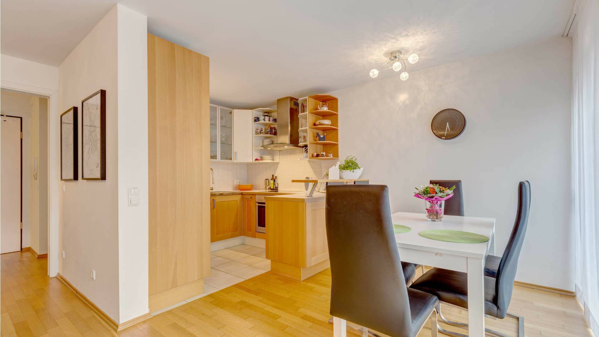 Dining area with views of the open kitchen in an apartment in Munich-Milbertshofen