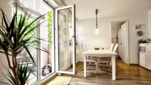 Essbereich mit geöffneter Balkontür und Blick zur Küche in einer Wohnung in München-Moosach