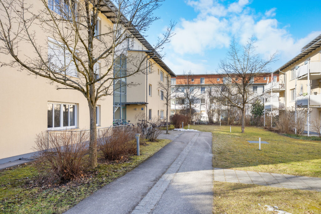 Further shot of the courtyard of the Großhadern residential complex with a pathway and bicycle stands