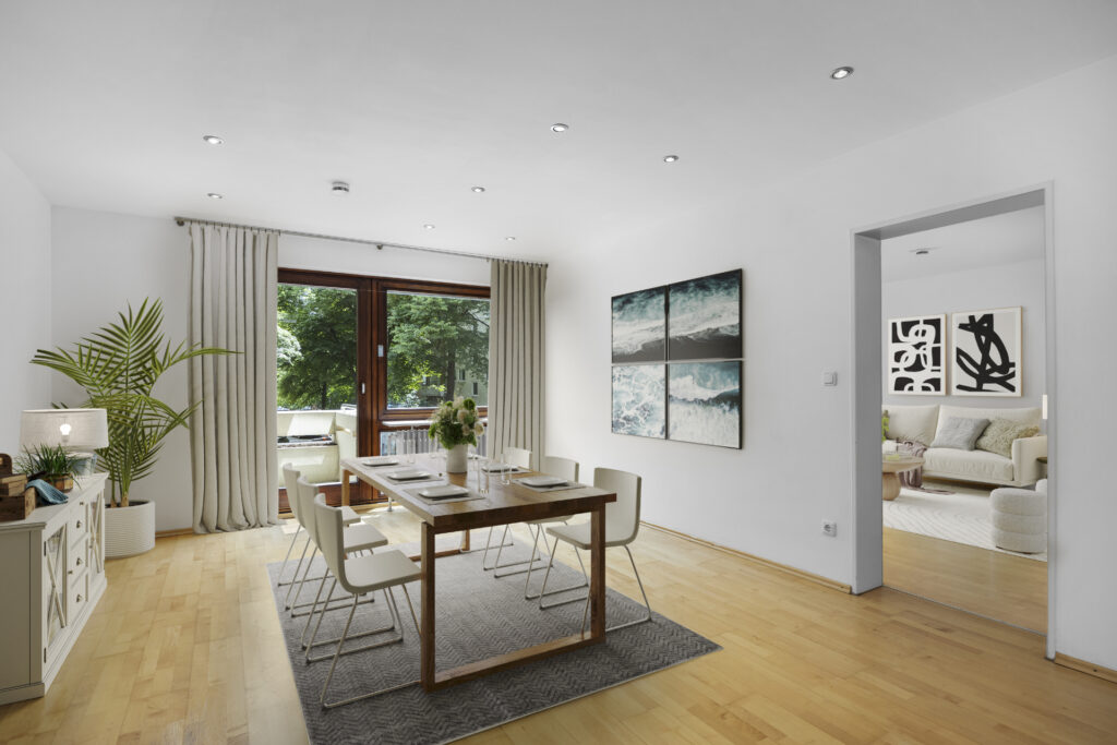 Virtuelle Einrichtung zeigt Essbereich mit Holztisch und Durchblick zum Wohnzimmer in München-Lehel