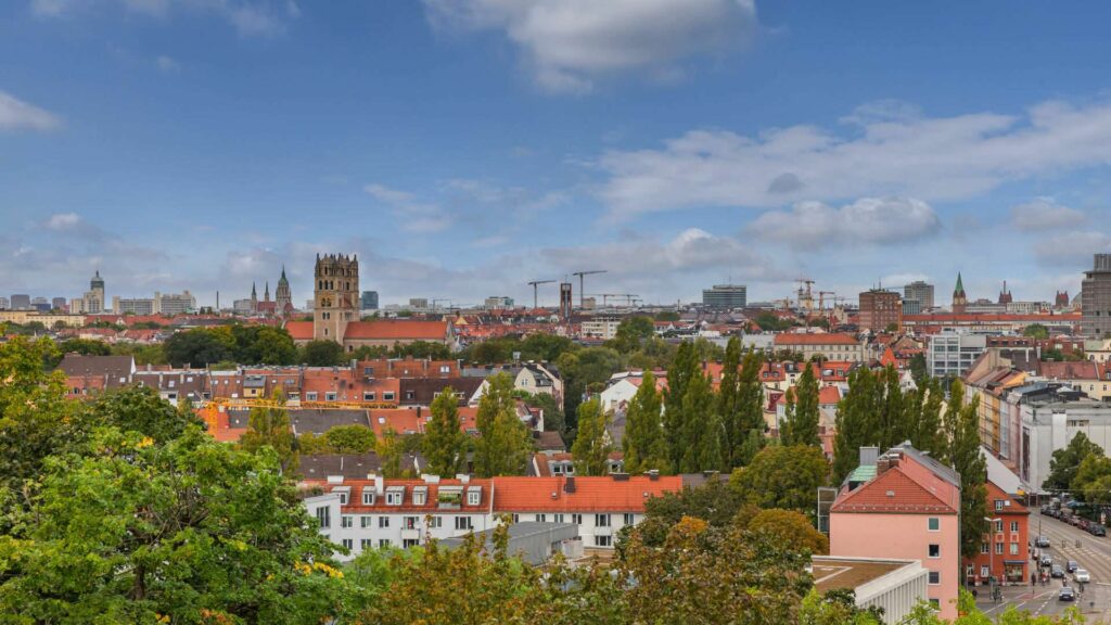 Tagsüber Blick auf Münchner Kirchtürme und Dächer vom Nockherberg aus