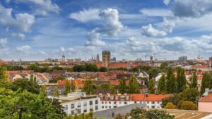 Weiter Ausblick über Münchner Dächer und Türme vom Nockherberg aus