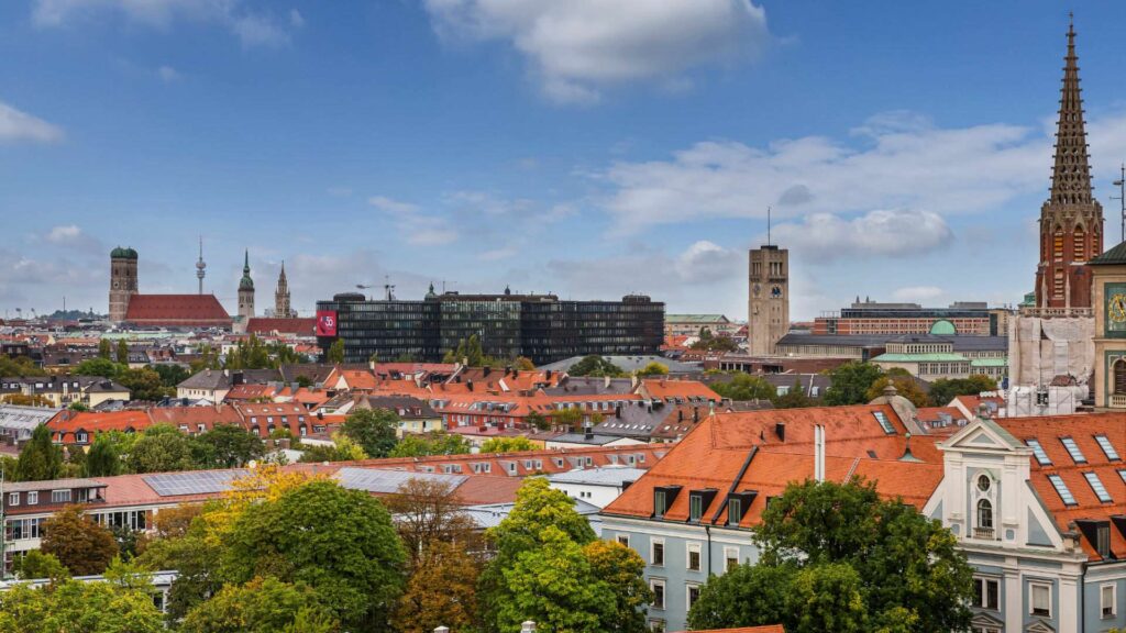 Panoramablick auf die Münchner Altstadt mit Frauenkirche vom Nockherberg