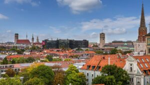 Panoramablick auf die Münchner Altstadt mit Frauenkirche vom Nockherberg