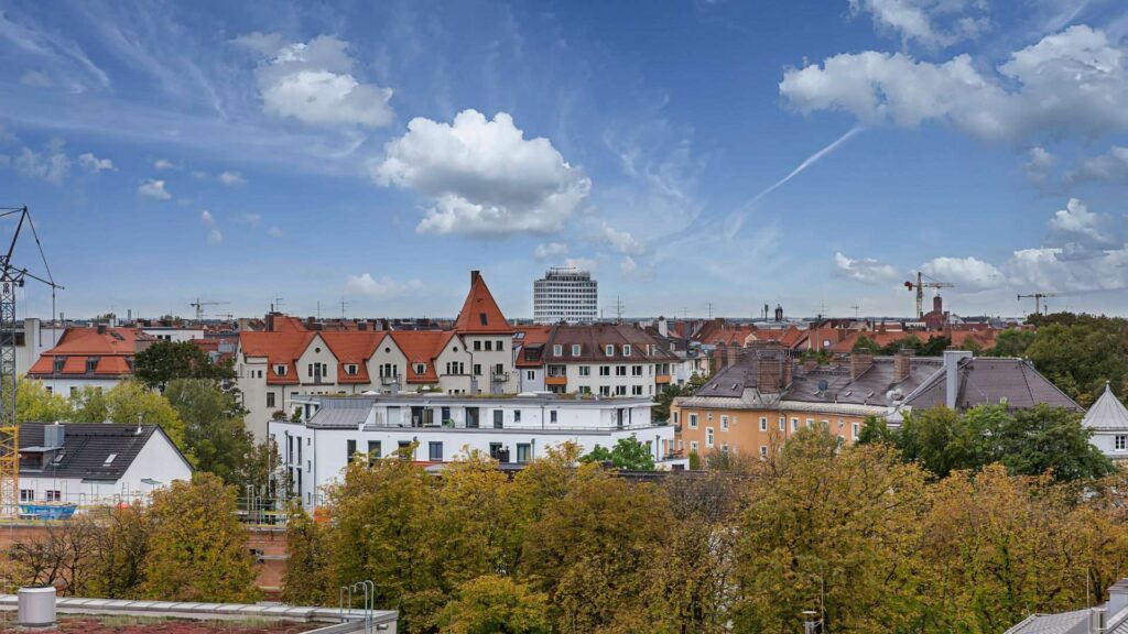 Blick über die Münchner Dächer mit Kirchturm vom Nockherberg aus