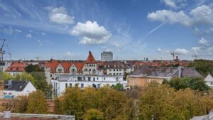 Blick über die Münchner Dächer mit Kirchturm vom Nockherberg aus