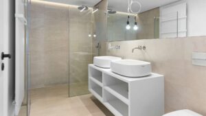 Duschbad mit Doppelwaschbecken und großer Glasdusche in einer Wohnung am Nockherberg