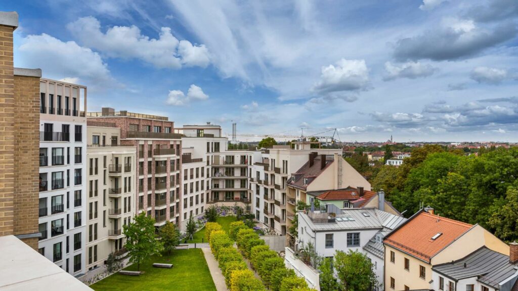 Luftaufnahme der modernen Wohnanlage mit begrüntem Innenhof am Nockherberg