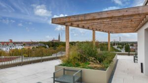 Dachterrasse mit Holzpergola und Blick über München am Nockherberg