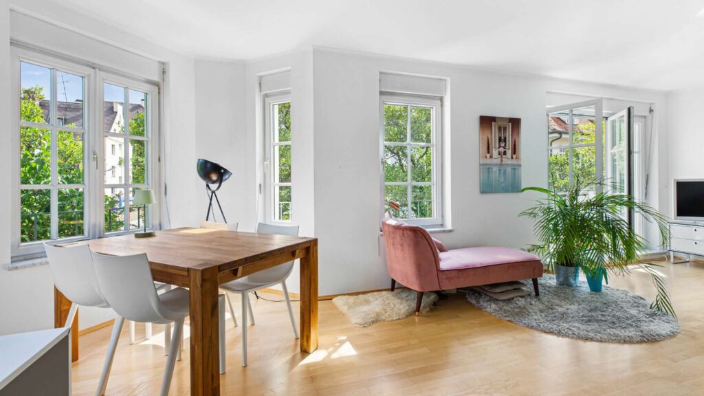 Digitally furnished living room with dining table and recamier in an apartment in Nymphenburg