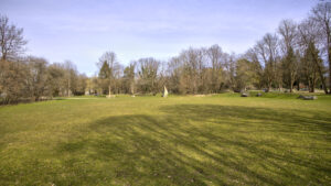 Sprawling park lawn with bare trees in the area of the Munich-Obergiesing apartment