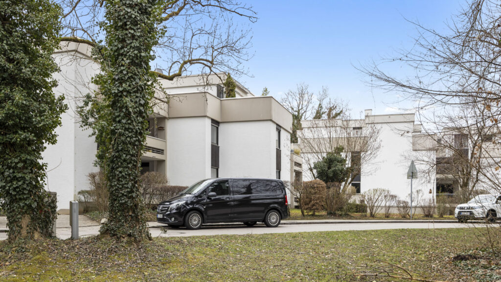 White building with onion-shaped columns and access road in the Pasing residential area