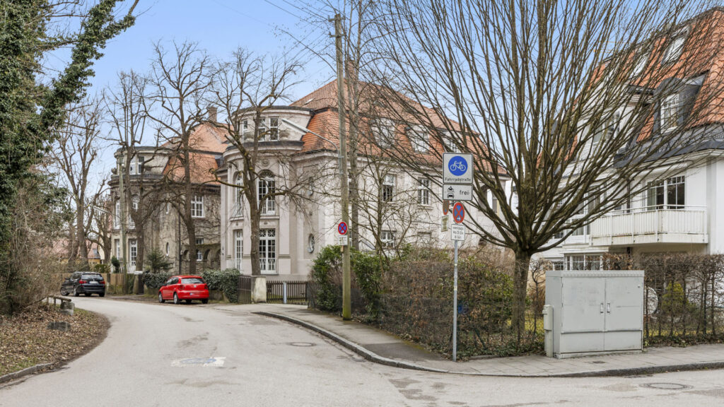 Historical villa on a quiet street junction in the Pasing area