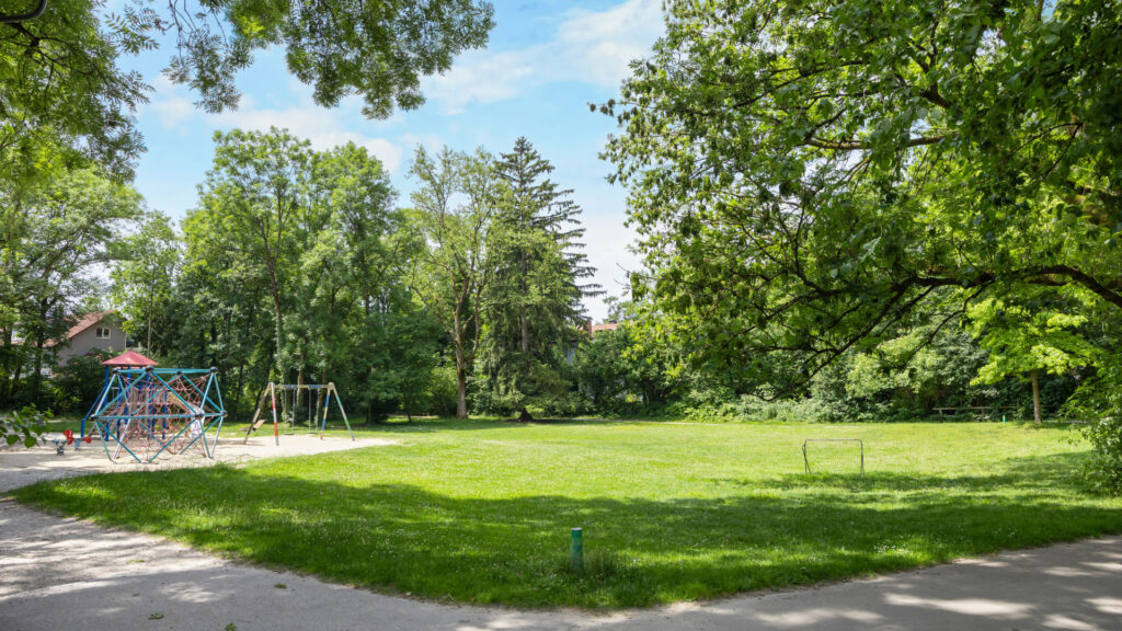 Extensive green area with old trees and a playground in the vicinity of the apartment Munich-Pasing