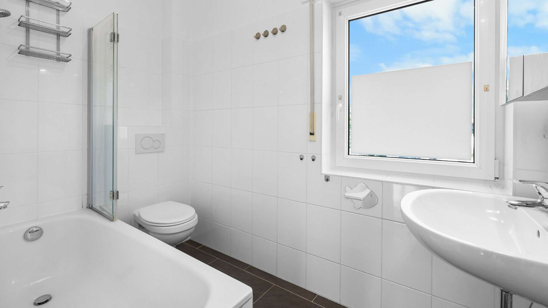 Bathroom with bathtub and sink in the unrenovated house in Planegg