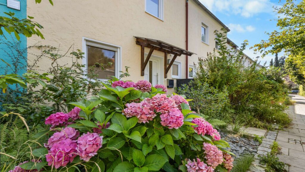 Entrance area with blooming hydrangeas and canopy at the house in Planegg