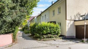 Paved path to the front door with hedges in the Planegg residential area