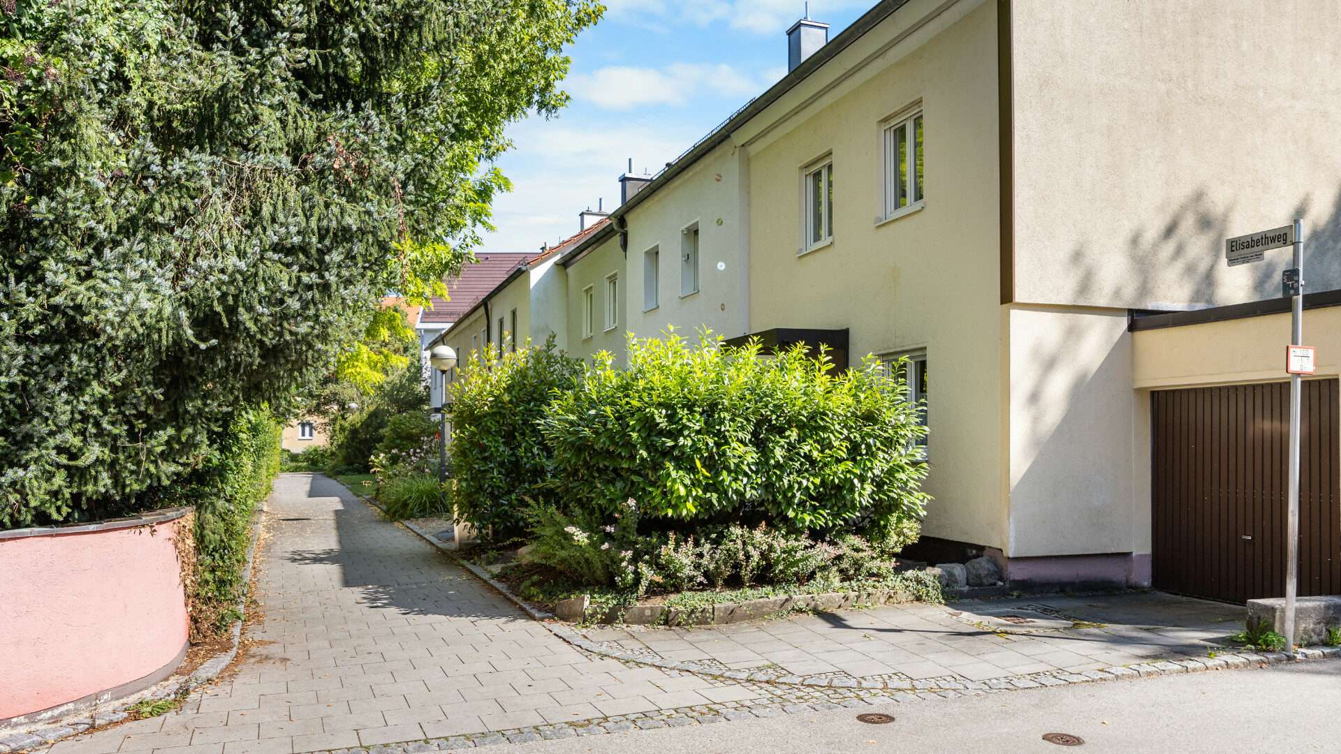 Paved path to the front door with hedges in the Planegg residential area