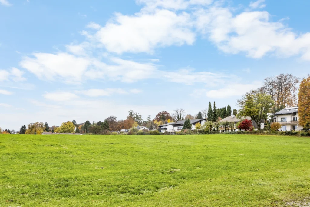 Green meadow with a view of residential houses in the surroundings of the rented apartment in Pöcking