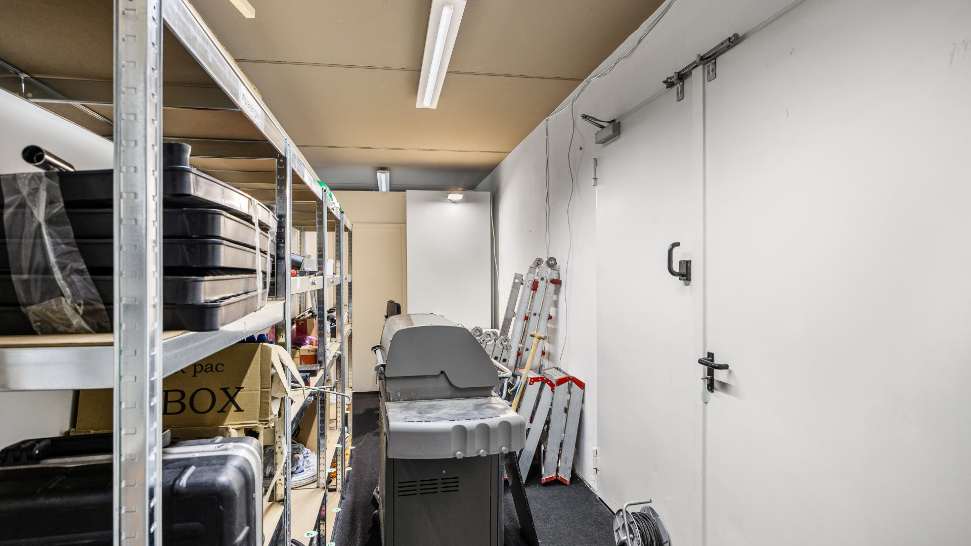 Flexibler Lagerraum (ca. 12 qm) mit direktem Zugang zum Anlieferungsbereich, anpassbar in der Größe.