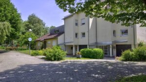 Exterior view of the single-family house with driveway and garage in Puchheim
