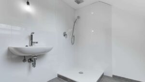 Shower room with washbasin and walk-in shower in the Putzbrunn house