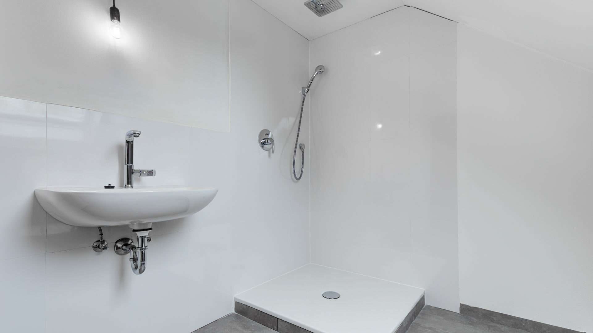 Shower room with washbasin and walk-in shower in the Putzbrunn house