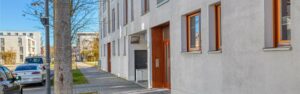 Außenansicht der modernen Wohnanlage mit Zuwegung in München-Riem