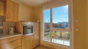 Einbauküche mit Backofen und Fensterblick auf die Nachbarschaft in München-Riem