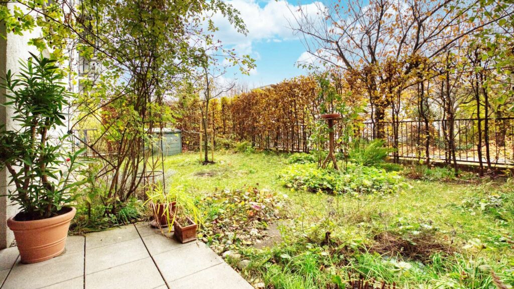 Terrace overlooking an autumnal garden with a trellis in Schwabing.